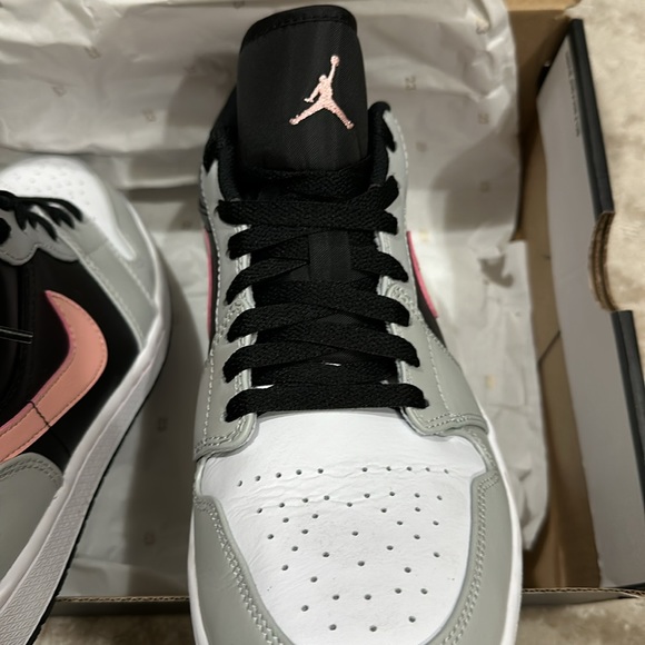 Air Jordan 1 Low- M 11 - worn inside once! No flaws. Black, grey, pink, white - Picture 7 of 12